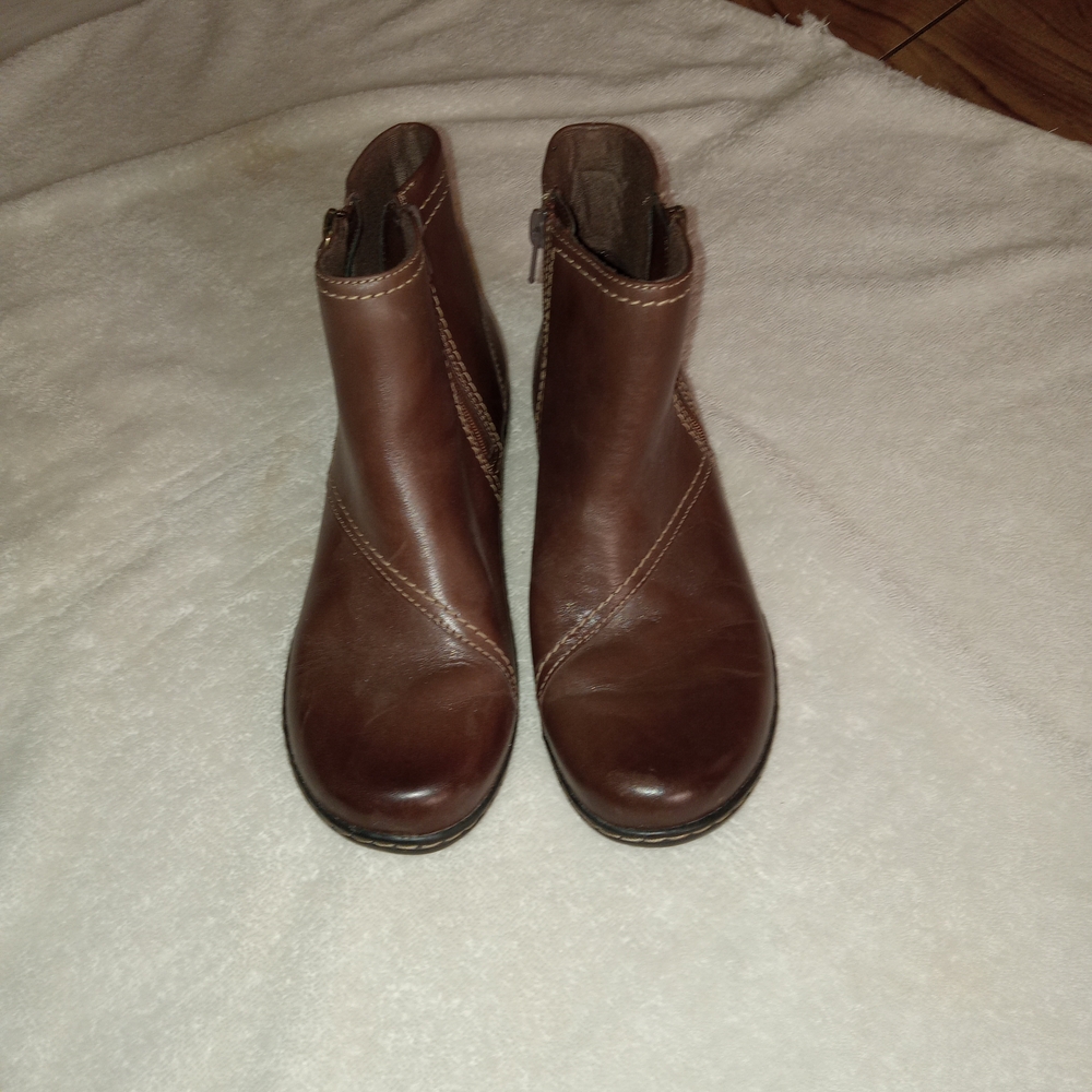 Clarks Chestnut Leather Ankle Booties Ultimate Comfort Size 7.5 NWOT
